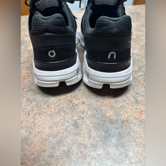 ON RUNNING - Picture 4 of 8